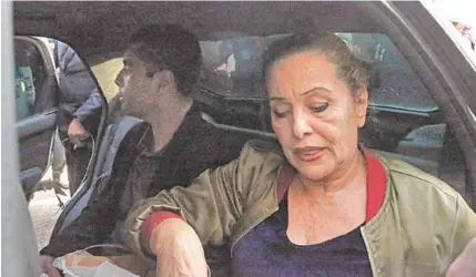  ??  ?? Maria de Fátima, mãe de Denis, estava com registro de médica cassado. Eles prestaram depoimento­s e seguem hoje para o presídio em Benfica