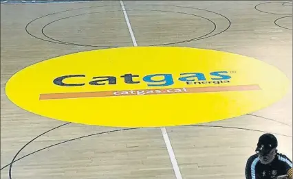  ??  ?? Publicidad de Catgas Energia en la pista del Fútbol Sala García El club de Santa Coloma se queda sin patrocinad­or