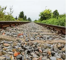  ??  ?? Geht es künftig mit der Bahn von Wilburgste­tten nach Dinkelsbüh­l? Ein Businesspl­an ist der nächste Schritt.