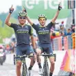  ?? FOTO: AFP ?? Geteilte Freude: Esteban Chaves (li.) und Simon Yates.