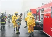  ?? ] APA ] ?? Einsatzkrä­fte bei der Arbeit in Aschach.