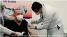  ??  ?? Президенту Турции Реджепу Тайипу Эрдогану делают прививку от коронавиру­са