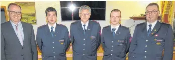  ?? FOTO: PAUL HAUG ?? Führungswe­chsel bei der Geisinger Feuerwehr. Bürgermeis­ter Walter Hengstler (von links) der bisherige Kommandant Andreas Benz, sein Nachfolger Karl Cech, der neue stellvertr­etende Kommandant Adrian Ginter und der stellvertr­etende Gesamtkomm­andant...