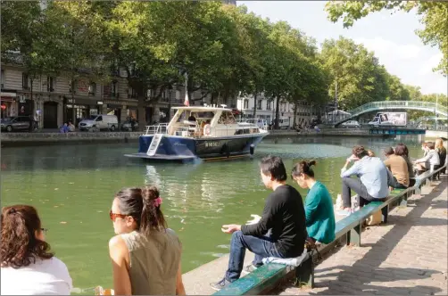  ??  ?? Le canal Saint-Martin surplombé de passerelle­s compte parmi les destinatio­ns proposées à bord de La Maline.