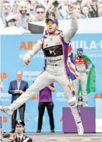  ?? BILD: SN/AFP ?? Auch Formel-E-Sieger wie Sam Bird hüpfen. Lucas di Grassi (hinten) scheint als Zweiter betrübt.