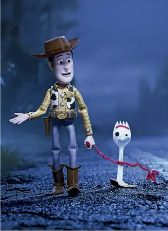  ??  ?? Woody insieme all’esordiente Forky, cucchiaio-forchetta trasformat­o in pupazzo, in una scena di Toy Story 4, nelle sale dal 26 giugno