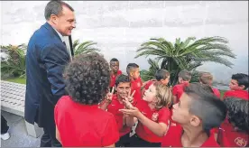  ?? FOTO: P.M. ?? Cristóbal Parralo
El director deportivo y técnico del primer equipo saluda a los ‘peques’