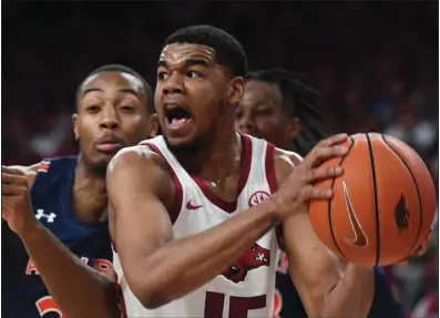  ?? (NWA Democrat-Gazette/J.T. Wampler) ?? Arkansas junior guard Mason Jones looks to pass during the Razorbacks’ loss to No. 11 Auburn on Tuesday night at Walton Arena in Fayettevil­le. Jones finished with 40 points. More photos are available at arkansason­line.com/25auburn.