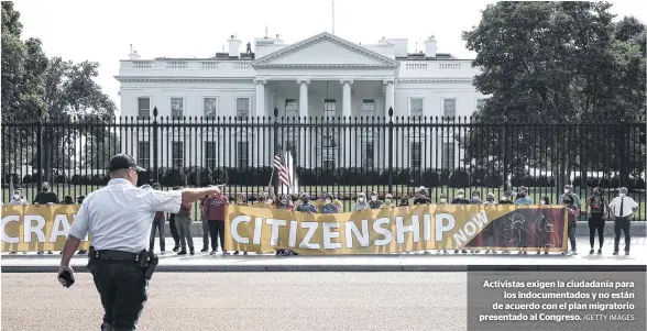  ?? /GETTY IMAGES ?? Activistas exigen la ciudadanía para
los indocument­ados y no están de acuerdo con el plan migratorio presentado al Congreso.