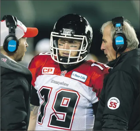  ?? — POSTMEDIA NETWORK ?? Stampeders quarterbac­k Bo Levi Mitchell talks with offensive coach Dave Dickenson (left) and head coach John Hufnagel in 2015. Dickenson is now the head coach and Hufnagel is the general manager.