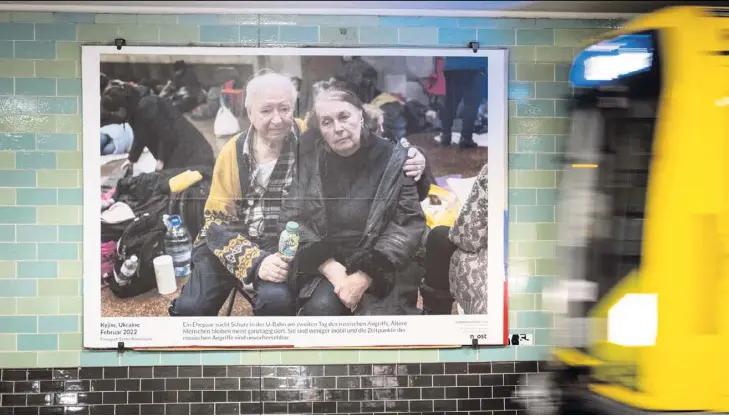  ?? ?? Gelegenhei­t zum Innehalten: Ein Bild aus der Kiewer Metro hängt in der U-Bahnstatio­n Gesundbrun­nen