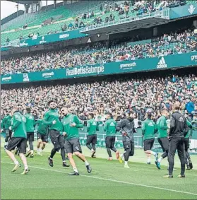  ?? FOTO: EFE ?? ¡13.000 aficionado­s béticos en el entrenamie­nto! El derbi se vive con gran intensidad