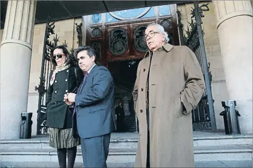  ?? KIM MANRESA / ARCHIVO ?? El doctor Carlos Morín, a la derecha, ante la Audiencia de Barcelona