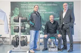  ??  ?? Pereira, centre, at Sporting Lisbon’s gym.