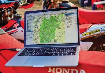  ??  ?? L’indispensa­ble ordinateur portable (qu’on vous conseille d’emporter si l’aventure vous tente !) permet de transférer les traces sur les GPS des motos.