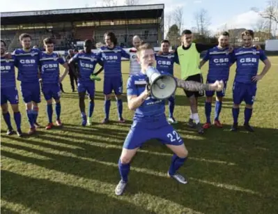  ?? FOTO GMAX ?? Nick Spaenhoven viert zijn doelpunt en de zege met ploegmaats en fans.