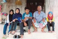  ??  ?? MOHD Razali bersama empat anaknya di rumah mereka di Kampung Becah, Banggu, Kota Bharu.