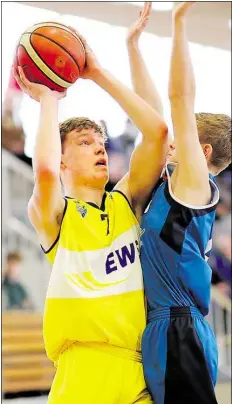  ?? BILD: MARTIN REMMERS ?? Ließen sich von Dresden aufhalten: die U-16-Basketball­er um Jan Krüger (am Ball) aus Oldenburg