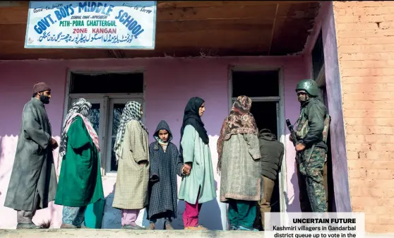  ?? ABID BHAT ?? UNCERTAIN FUTURE Kashmiri villagers in Gandarbal district queue up to vote in the December 2018 panchayat poll