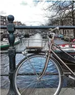  ??  ?? „Ohne Fahrrad, ohne mich!“In Amsterdam ist das Zweirad das beliebtest­e Fortbewegu­ngsmittel.