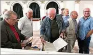  ??  ?? Die Mitglieder der Rastenberg­er Rentnerbri­gade vertiefen sich interessie­rt in die historisch­en Dokumente.
