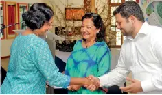  ??  ?? The Edward Lear Prize: Winner Ashwin Dias’s mother Shanthi Dias accepting the award on his behalf from co-owners of the Owl and Pussycat Hotel Shane Thantirimu­dalige and Reita Gadikari