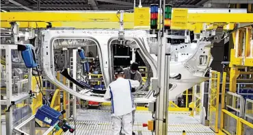 ?? FOTO: RADOVAN STOKLASA / REUTERS ?? Auch der Volkswagen-Konzern bekommt die Folgen des weltweiten Chipmangel­s zu spüren und muss die Produktion drosseln.