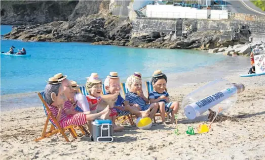  ?? JON ROWLEY / EFE ?? PROTESTAS POR EL CAMBIO CLIMÁTICO. Mientras los líderes del G-7 se reúnen frente a una idílica playa de Cornualles, decenas de protestas por el cambio climático tomaron las calles de las poblacione­s cercanas al lujoso hotel de Carbis Bay donde se hospedan, rodeados de calma tras un férreo perímetro de seguridad. En la imagen, activistas de Oxfam parodian a los mandatario­s.