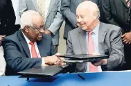  ?? RICARDO MAKYN /STAFF PHOTOGRAPH­ER ?? Media magnates J. Lester Spaulding (left) and Oliver Clarke shake on a deal for the merger of RJR and The Gleaner Company at The Jamaica Pegasus last Wednesday. The amalgamati­on would create one of the biggest media conglomera­tes in the Caribbean.