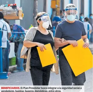  ??  ?? BENEFICIAR­IOS. El Plan Prosolidar busca integrar a la seguridad social a vendedores, taxistas, buseros, domésticas, entre otros.