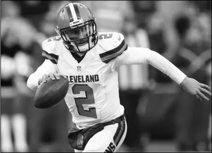  ?? AP PHOTO ?? Johnny Manziel is shown in action with the Cleveland Browns in 2015. A CFL source said the former Heisman Trophy winner’s representa­tives have requested the Hamilton Tiger-Cats present their client with a contract offer.