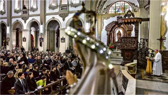  ?? Eduardo Knapp/Folhapress ?? Cerimônia em homenagem a Otavio Frias Filho, na Matriz Paroquial Nossa Senhora do Rosário de Fátima, em São Paulo