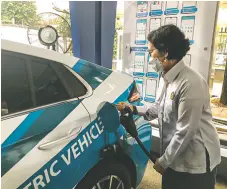  ?? KEMENTERIA­N ESDM ?? MEDIUM CHARGING: Ida Nuryatin Finahari menjajal pengoperas­ian SPKLU di kantor Direktorat Jenderal Ketenagali­strikan Kementeria­n ESDM kemarin.