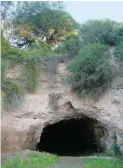  ??  ?? Arr. izq.: los visitantes caminan sobre el cerro Moncol hasta la entrada de Las Bujas. Al lado, la amplia pasarela de la Cueva de las Manos. Ab.: la boca de la Cueva de Los Leones, en Puerto Deseado, y el interior de las Cavernas del viejo Volcán en Dina Huapi. Der.: la entrada a una de las cuevas del Paraná en Vuelta de Obligado.