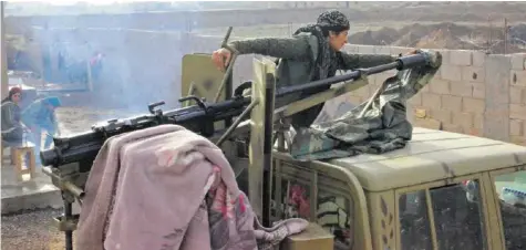  ?? FOTOS: ANN GUENTER ?? Eine YPJ-Kämpferin trifft Vorbereitu­ngen für den Kampf gegen den IS in Hajin.