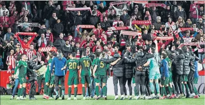  ?? FOTO: EFE ?? El Athletic celebra con sus aficionado­s su pase a la final tras perder contra el Granada en Los Cármenes