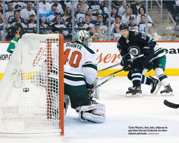  ?? PHOTO AFP ?? Tyler Myers, des Jets, déjoue le gardien Devan Dubnyk en deuxième période.