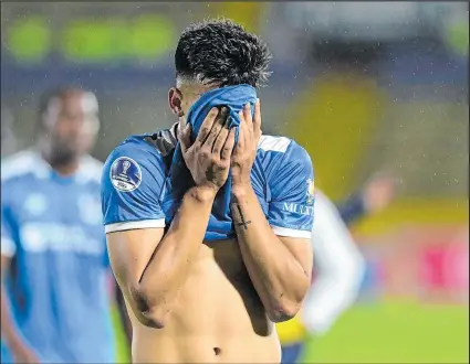  ?? Fotos: Henry Lapo / EXTRA ?? Nazareno Bazán después de la eliminació­n de su equipo, Universida­d Católica, a manos del argentino Lanús.