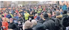  ?? RP-ARCHIVFOTO: KLAUS-DIETER STADE ?? Volle Straßen: Auch im vergangene­n Jahr zog der Sylvesterl­auf Tausende Athleten und Zuschauer an.