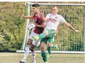  ?? RP-FOTO: RALPH MATZERATH  ?? Schneller am Ball: Pascal Hinrichs (rechts) und der SC Reusrath zeigten in Wuppertal eine bärenstark­e Leistung.