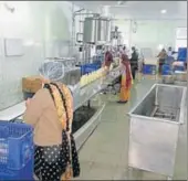  ?? HT PHOTO ?? ■ Women working in a vinegar unit at Talwara in Hoshiarpur district. Here, vinegar is derived from sugarcane, grapes and amla syrup and not from petrochemi­cals.