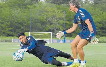  ?? BOCA ?? A punto. Andrada se exige ayer bajo la supervisió­n de Fernando Gayoso, el entrenador de arqueros.