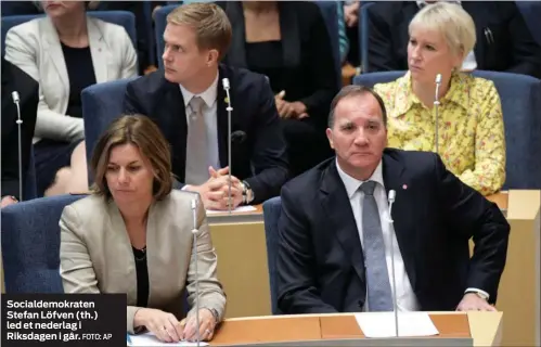  ?? FOTO: AP ?? Socialdemo­kraten Stefan Löfven (th.) led et nederlag i Riksdagen i går.