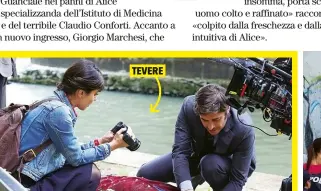  ??  ?? IL «MORTO» IN PAUSA La comparsa Ernesto Alemà, truccato da cadavere, mangia della pizza. A destra, le bottiglie di acqua, sporcata con una terra speciale, utilizzate per bagnare il corpo per la scena. Ernesto ha sotto gli abiti uno strato di pellicola...