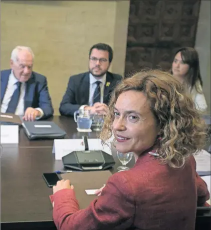  ?? / A. GARCIA ?? Ernest Maragall y Pere Aragonès (ambos al fondo), en una reunión con la ministra Meritxell Batet.
