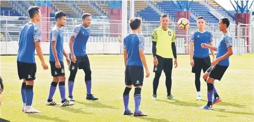  ??  ?? Barisan pemain Sarawak gigih menjalani latihan di Stadium Negeri Kuching sebelum berdepan T-Team di Kuching Sabtu ini.