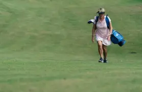  ?? Times Co. Kevin D. Liles, © The New York ?? Winky Fowler walks and carries her bag as she plays at Bobby Jones Golf Course in Atlanta on Aug. 11.