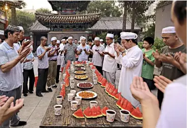  ??  ?? 2 Mario Bejagan Cardenas’ photo captures Chinese Muslims together in prayer at the Niujie Mosque in Beijing.