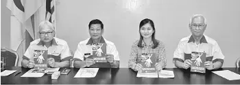  ??  ?? (From left) MRC Sibu chapter secretary Jamali Yew, Huong, Sibu Hospital Blood Bank medical officer-in-charge Dr Rachel Eng and MRC Sibu chapter vice-chairman Hii Sieh Toh display publicity material for the event at a press conference.