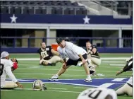  ?? MICHAEL AINSWORTH — THE ASSOCIATED PRESS ?? Saints coach Sean Payton, center, stands as his team stretches during a workout in Arlington, Texas on Aug. 30.